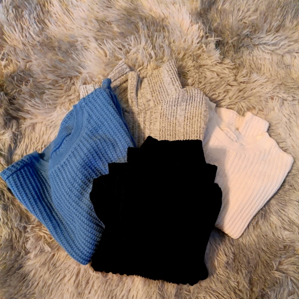 EUC. 2 ĺong sleeve thermal shirts and 2 long sleeve mock neck shirts.